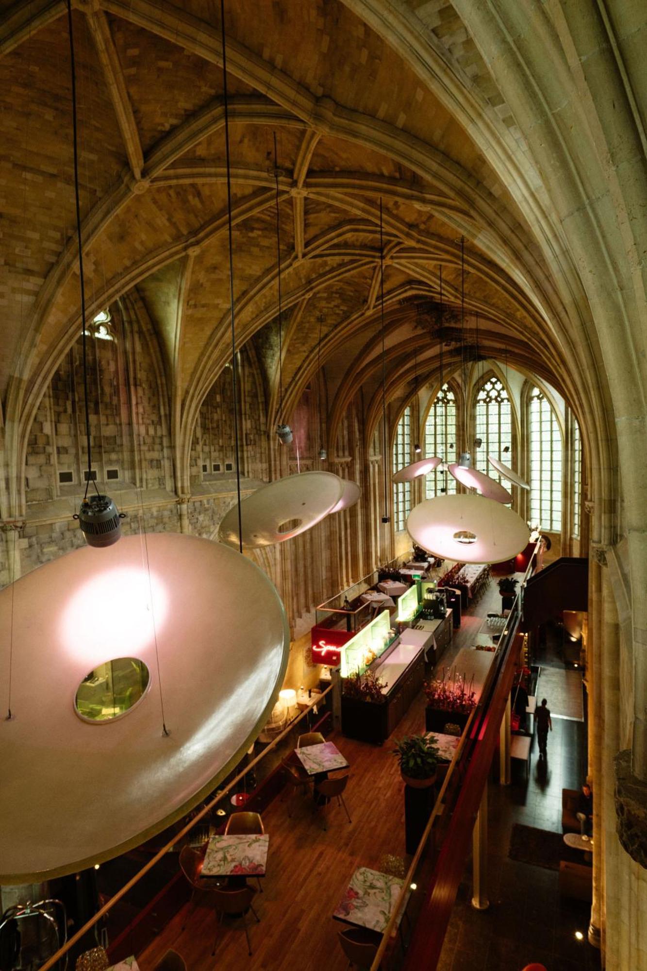 Kruisherenhotel Maastricht - Oostwegel Collection, Member Of Design Hotels Bagian luar foto The restaurant at the St Pancras Renaissance Hotel