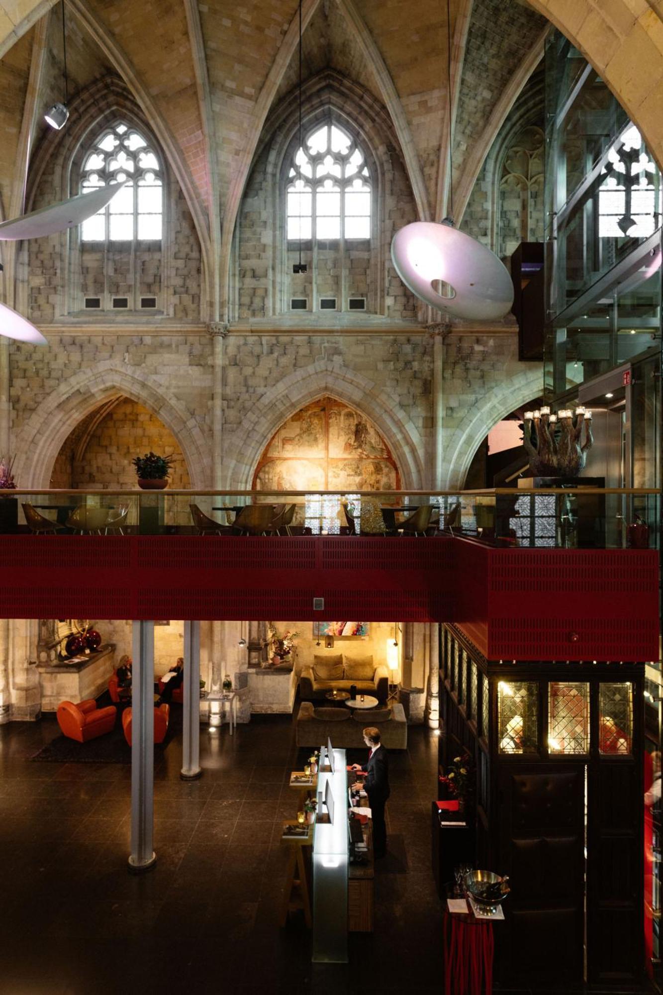 Kruisherenhotel Maastricht - Oostwegel Collection, Member Of Design Hotels Bagian luar foto The interior of the hotel