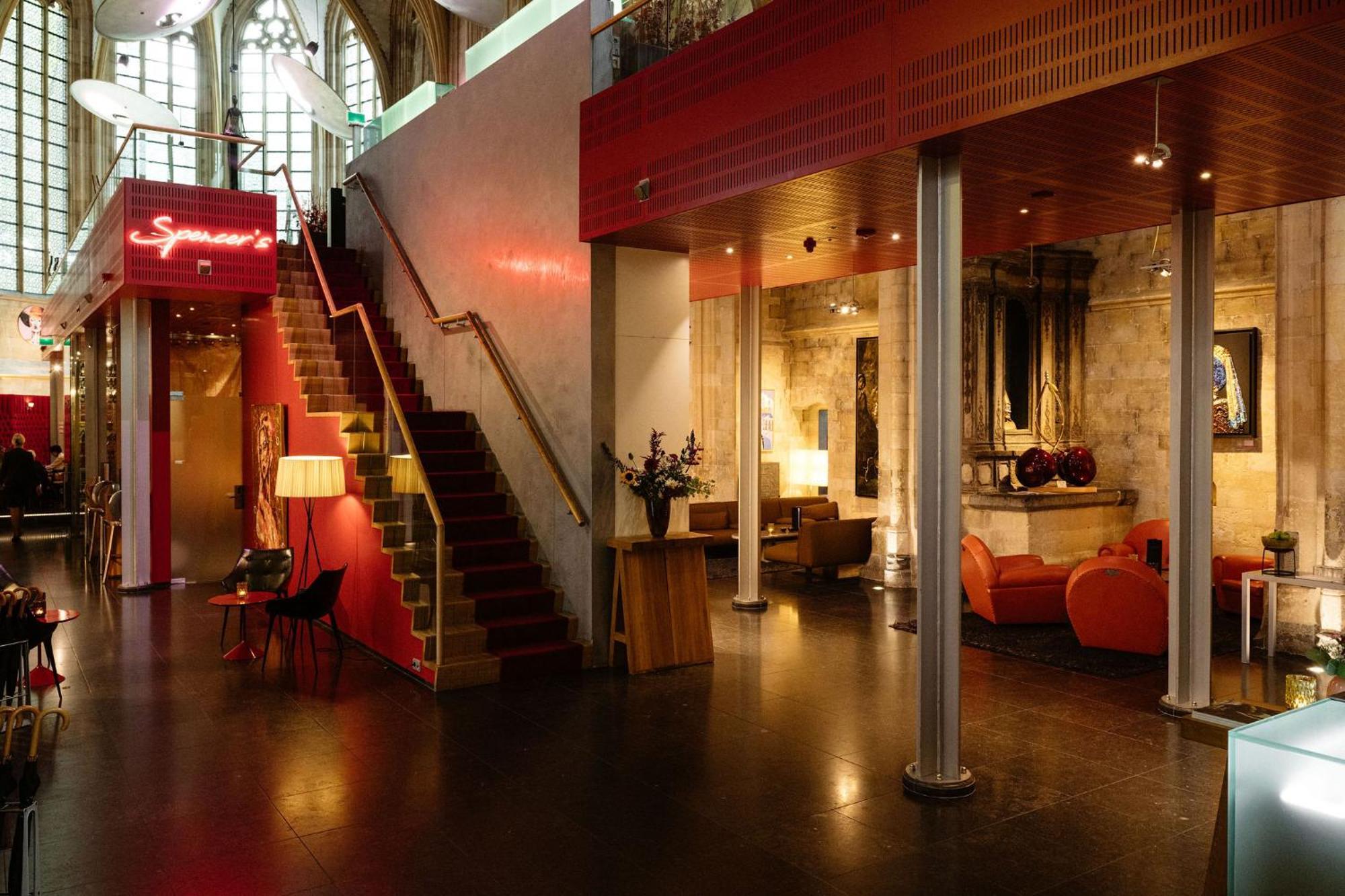 Kruisherenhotel Maastricht - Oostwegel Collection, Member Of Design Hotels Bagian luar foto The interior of the hotel