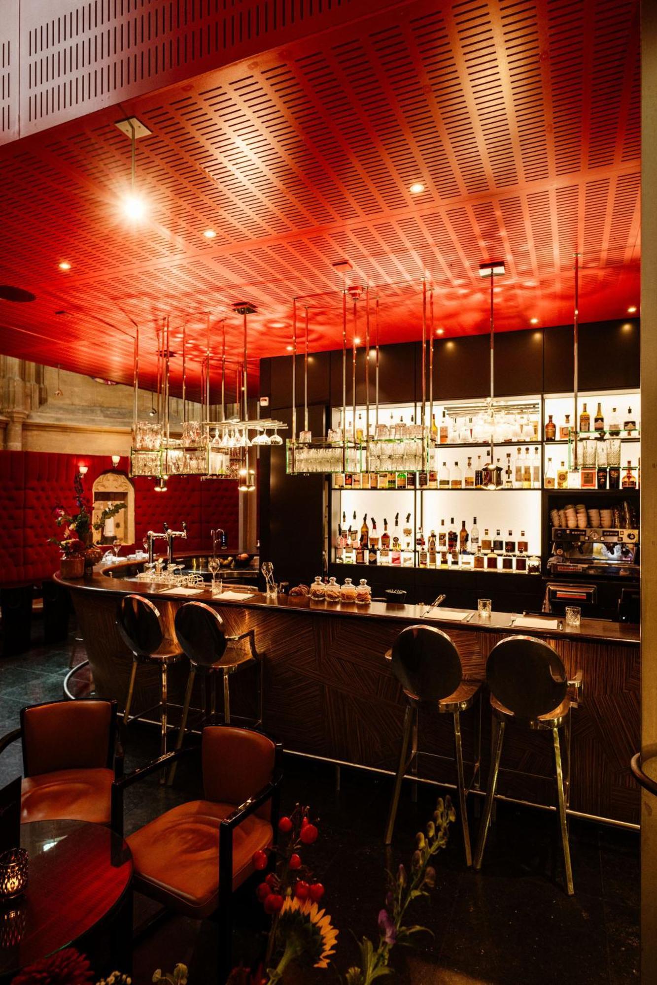 Kruisherenhotel Maastricht - Oostwegel Collection, Member Of Design Hotels Bagian luar foto The bar at the restaurant