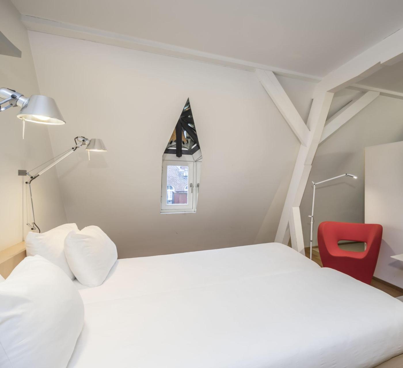 Kruisherenhotel Maastricht - Oostwegel Collection, Member Of Design Hotels Bagian luar foto A room at the hotel