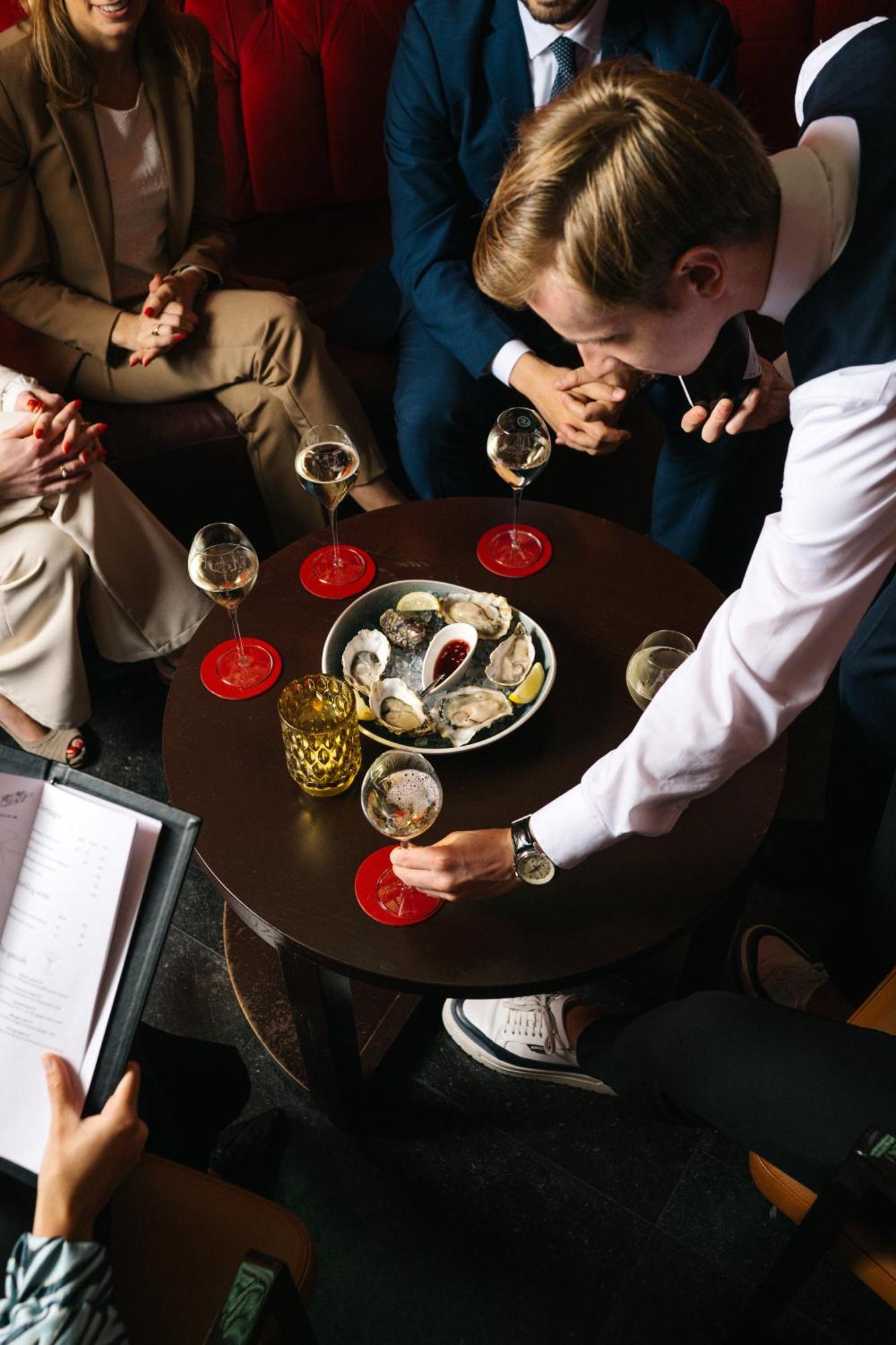 Kruisherenhotel Maastricht - Oostwegel Collection, Member Of Design Hotels Bagian luar foto Oysters at the Oyster Bar