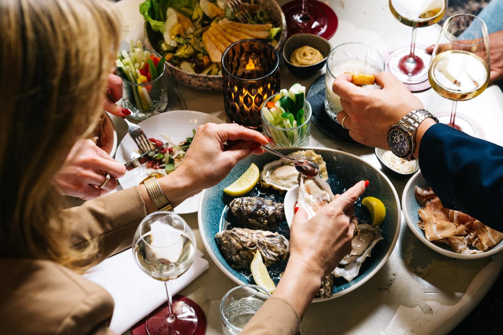 Kruisherenhotel Maastricht - Oostwegel Collection, Member Of Design Hotels Bagian luar foto Oysters being eaten
