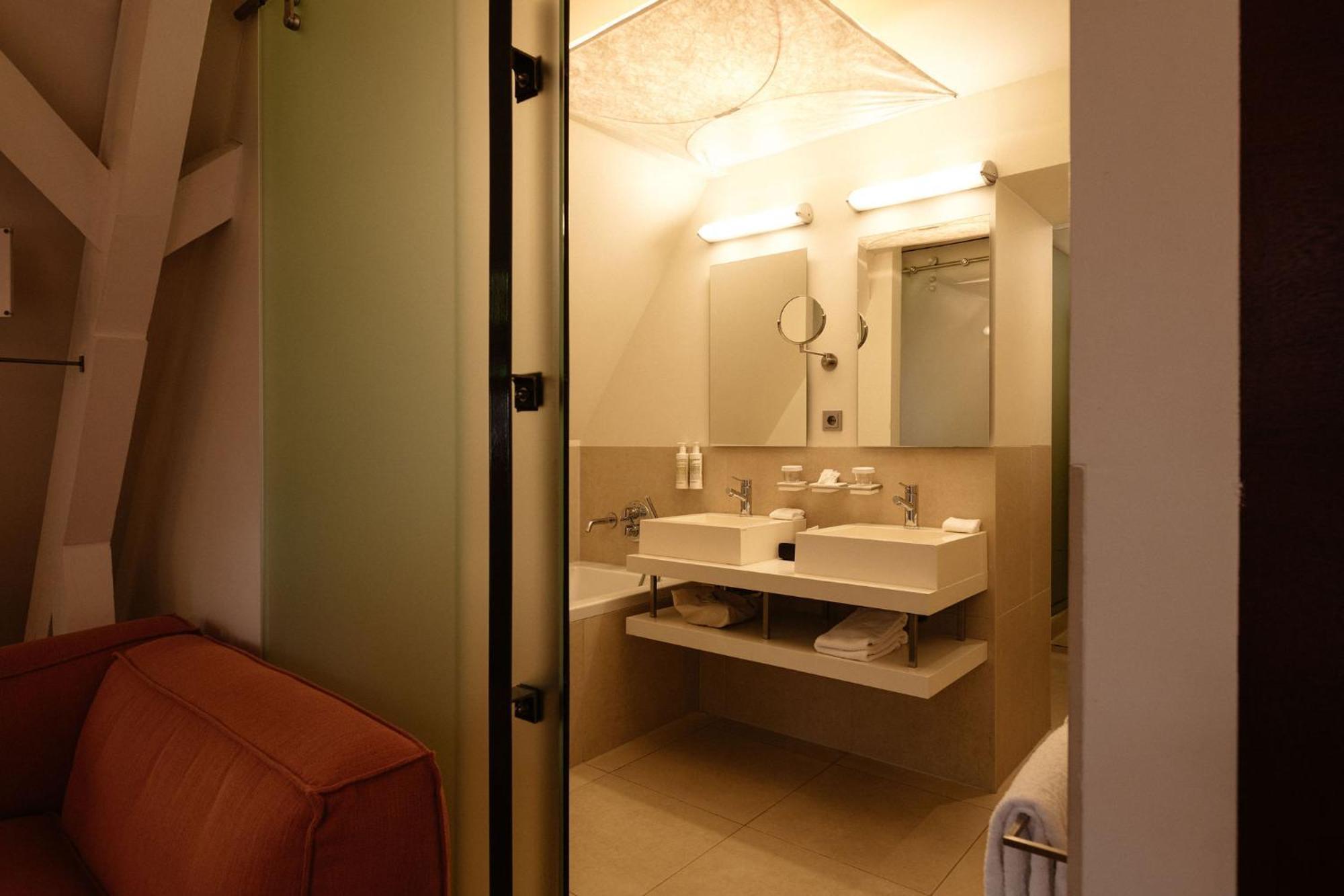 Kruisherenhotel Maastricht - Oostwegel Collection, Member Of Design Hotels Ruang foto Bathroom