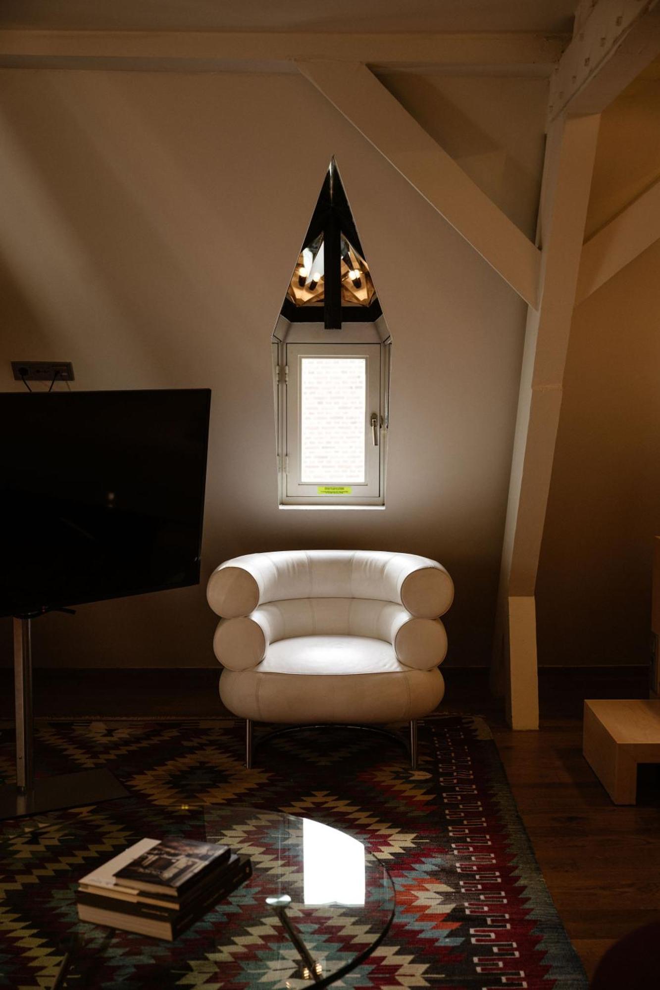Kruisherenhotel Maastricht - Oostwegel Collection, Member Of Design Hotels Bagian luar foto A chair with LED lighting