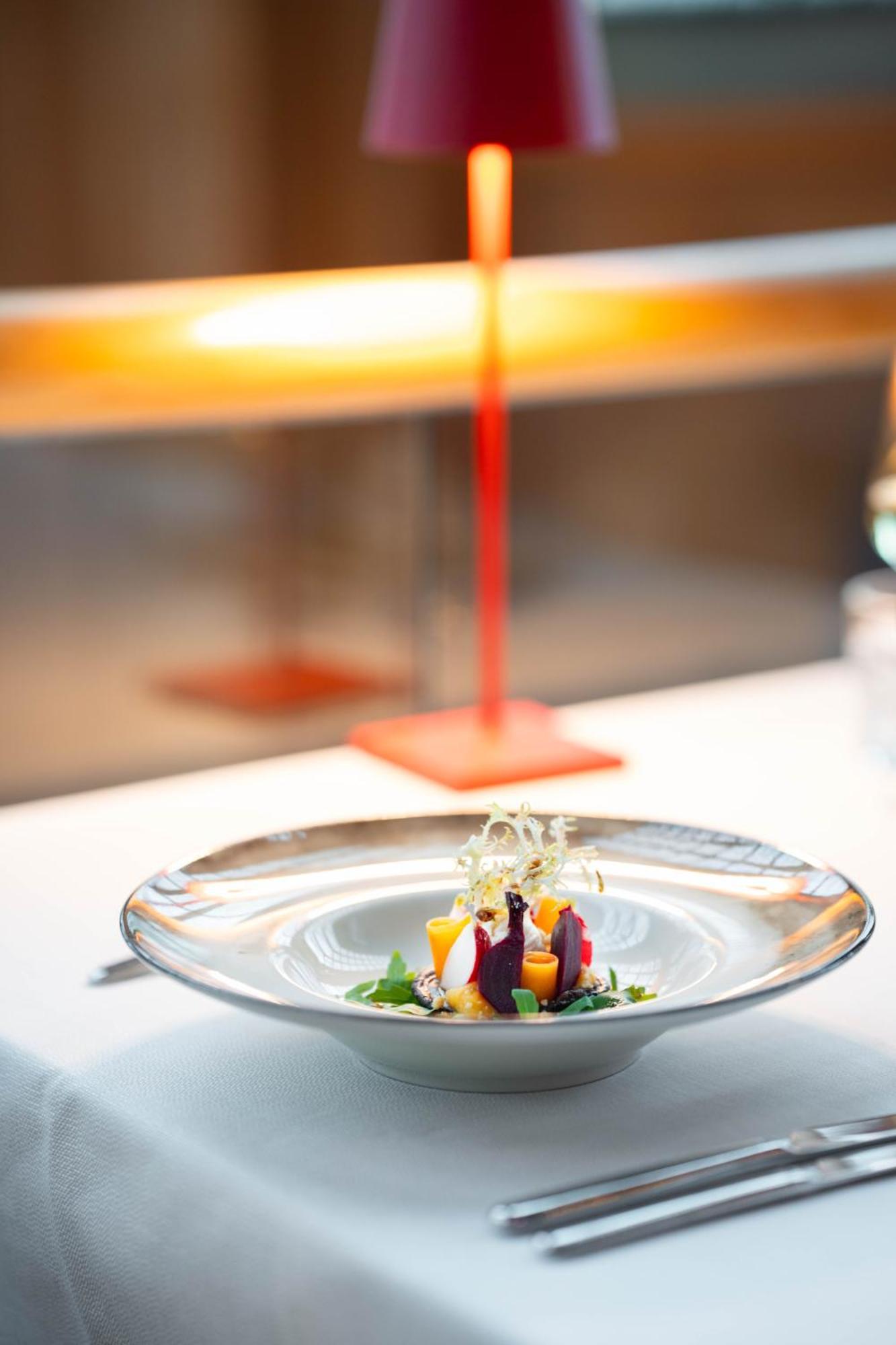 Kruisherenhotel Maastricht - Oostwegel Collection, Member Of Design Hotels Bagian luar foto A dish at the restaurant