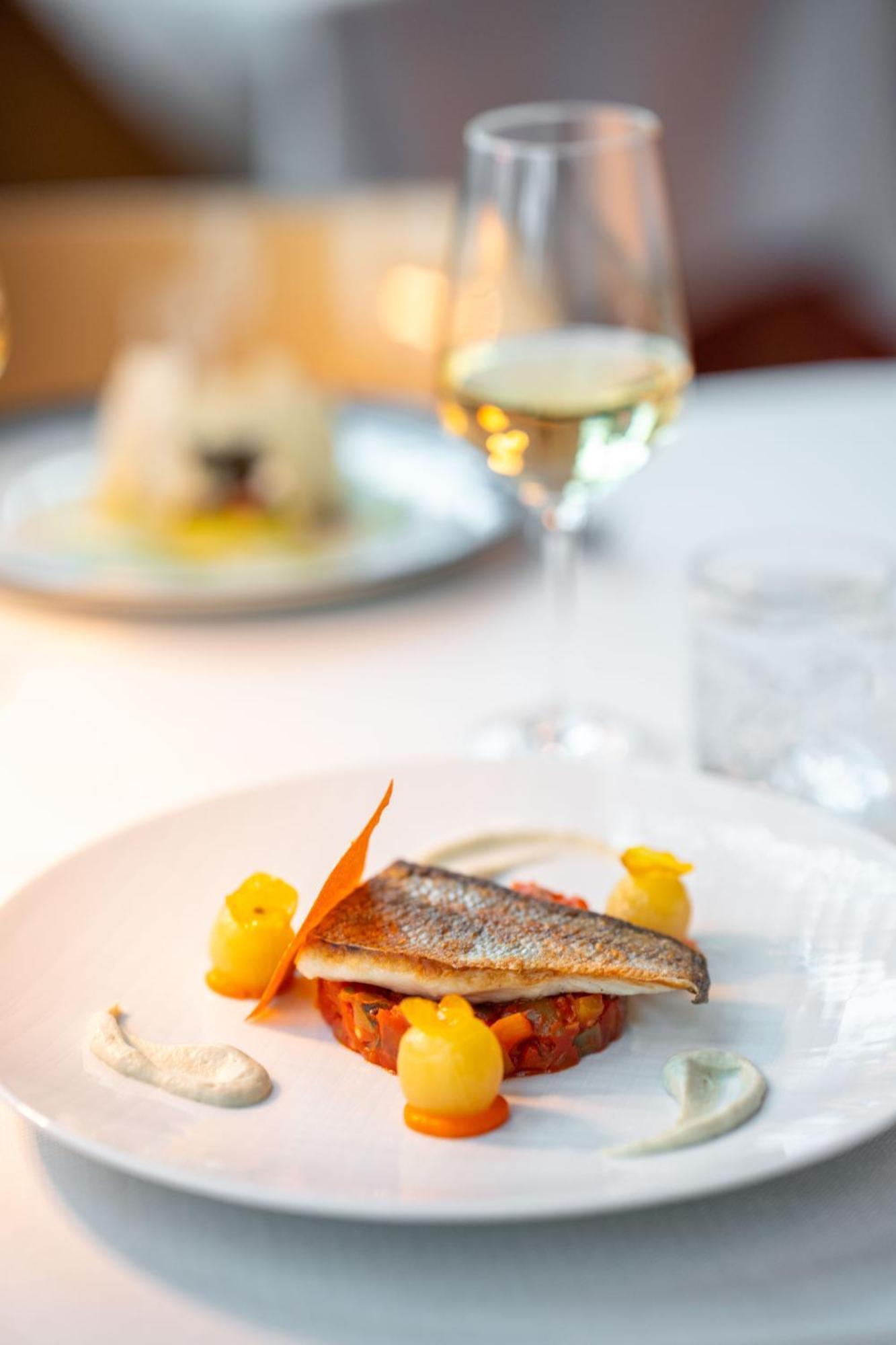 Kruisherenhotel Maastricht - Oostwegel Collection, Member Of Design Hotels Bagian luar foto A plate of food
