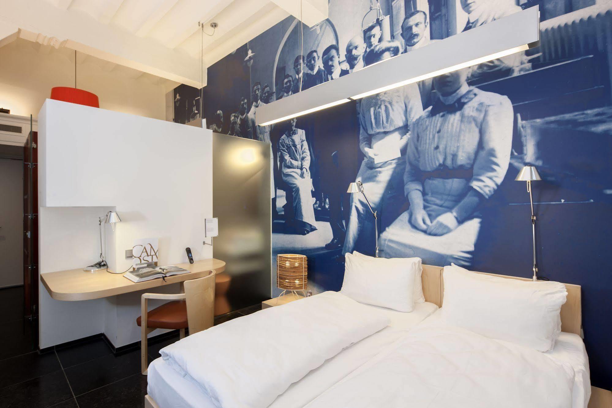 Kruisherenhotel Maastricht - Oostwegel Collection, Member Of Design Hotels Bagian luar foto A typical room at the hotel