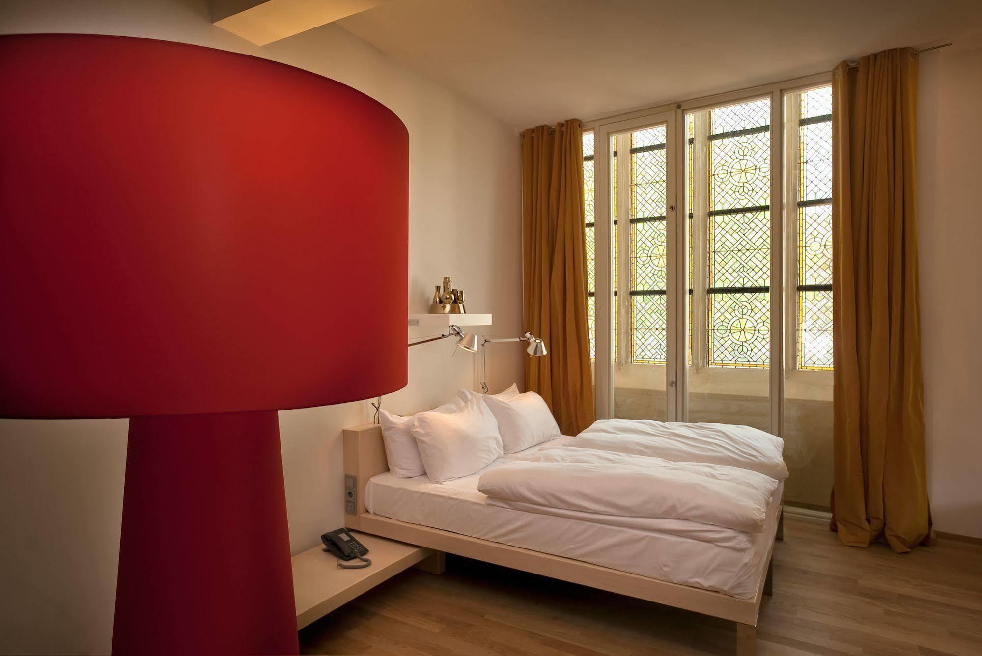 Kruisherenhotel Maastricht - Oostwegel Collection, Member Of Design Hotels Bagian luar foto A room at the Hotel de Ligne