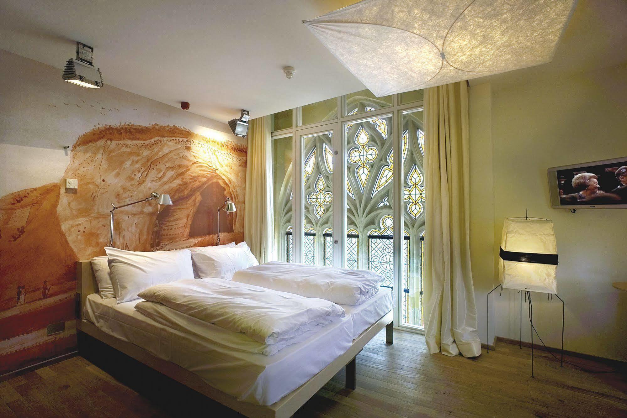 Kruisherenhotel Maastricht - Oostwegel Collection, Member Of Design Hotels Bagian luar foto A room at the Hotel