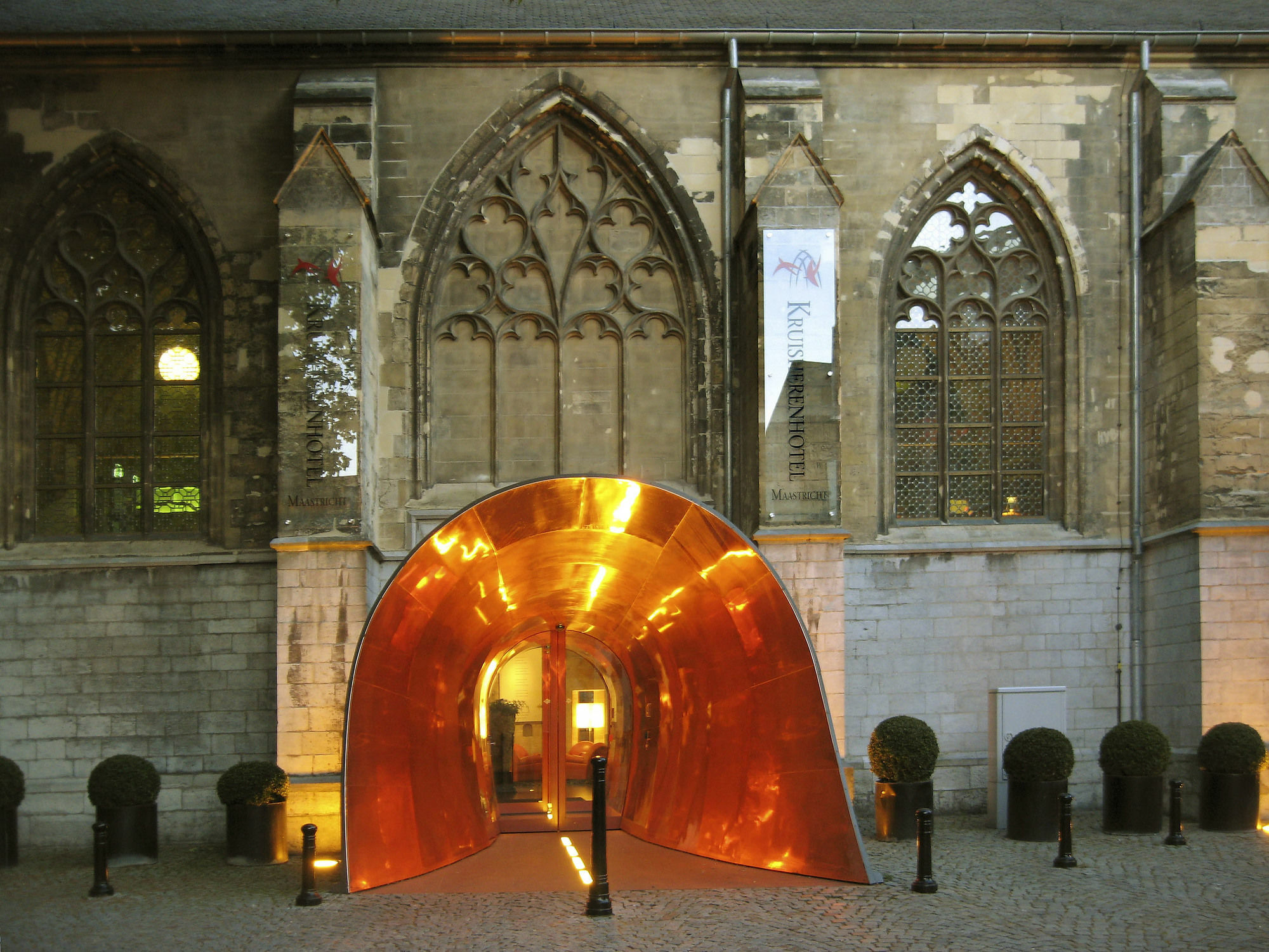 Kruisherenhotel Maastricht - Oostwegel Collection, Member Of Design Hotels Bagian luar foto The entrance to the crypt
