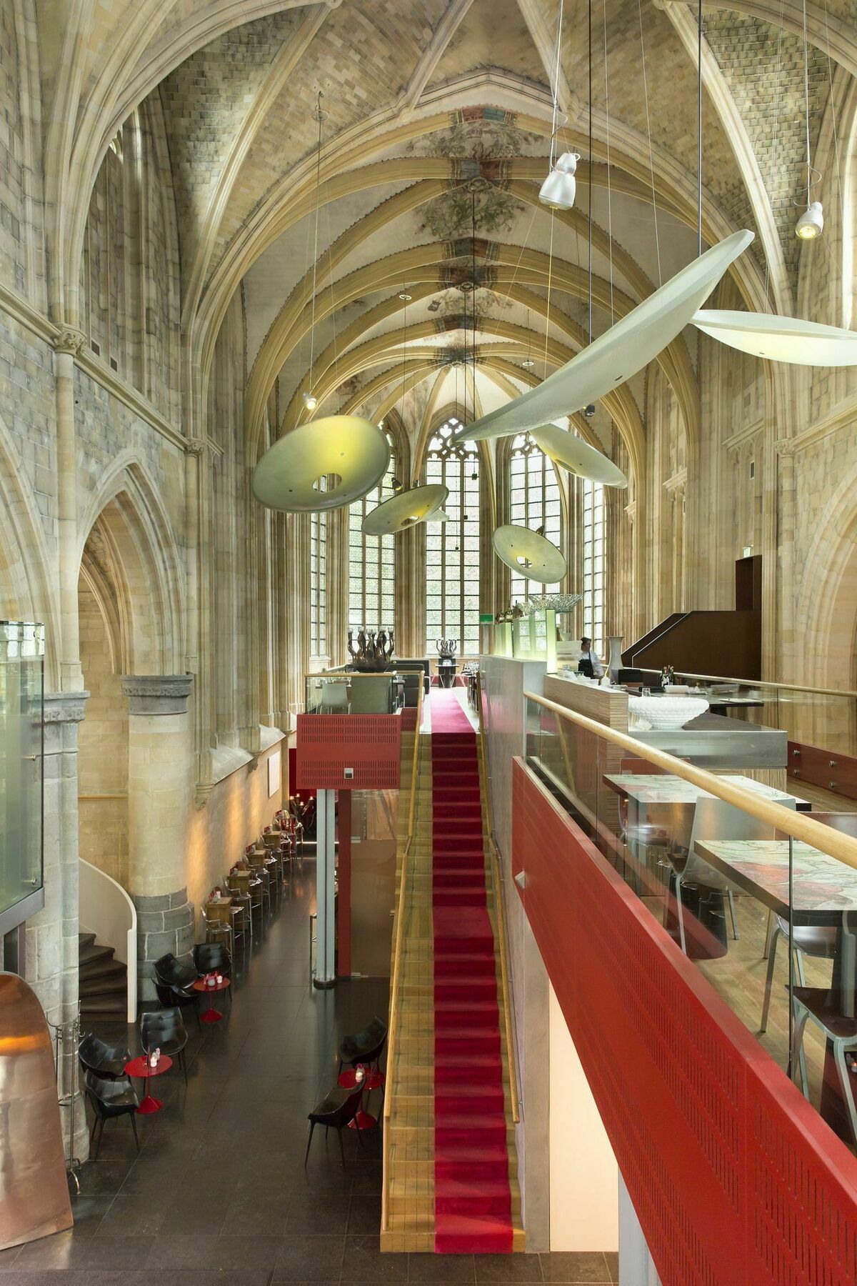 Kruisherenhotel Maastricht - Oostwegel Collection, Member Of Design Hotels Bagian luar foto The interior of the new library